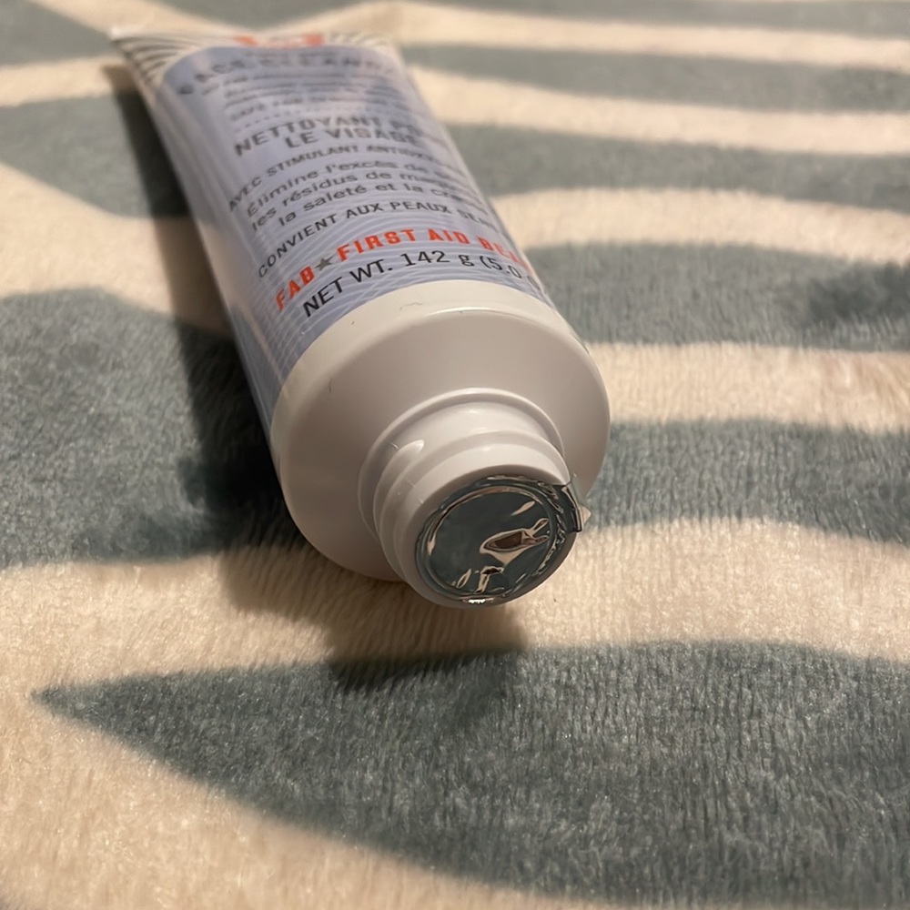 💄4/$25 First Aid Beauty face cleanser - Picture 4 of 5